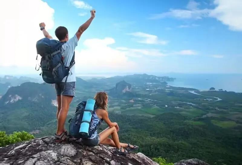 自然美景探险之旅,最新帽子引领潮流风尚