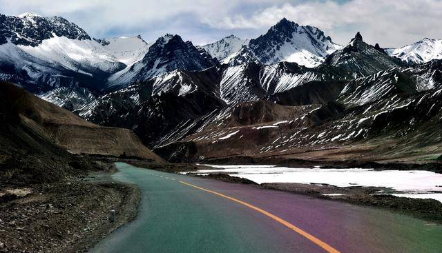 自然美景探险之旅,最新帽子引领潮流风尚