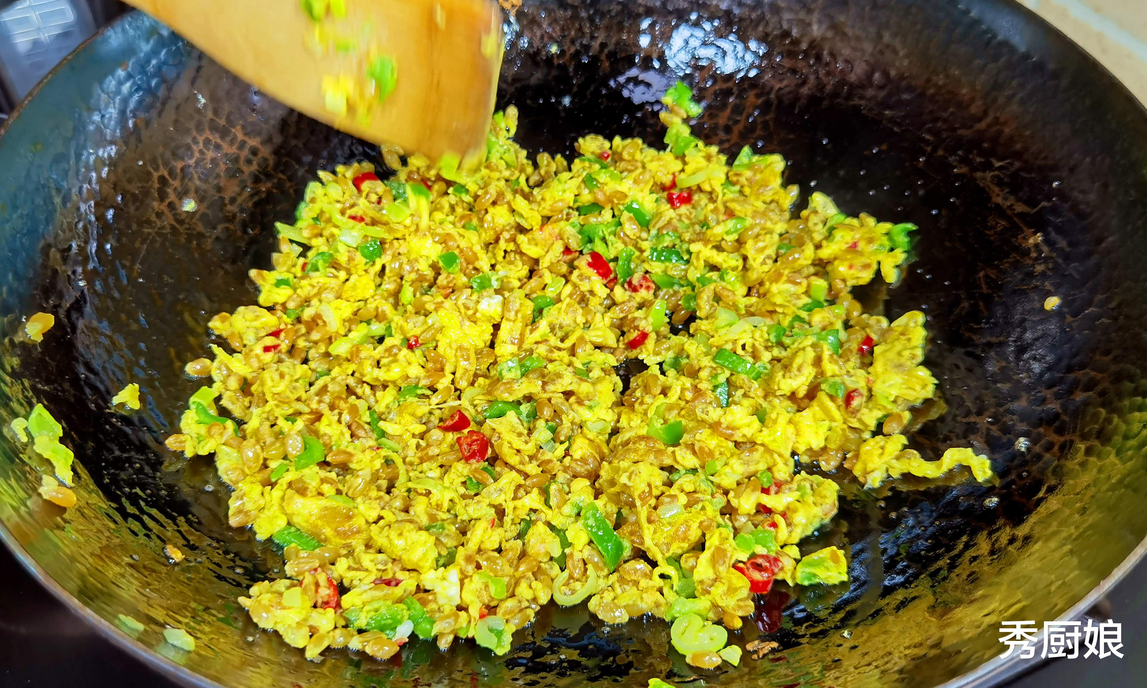 蛋炒范新作品，小巷中的美味秘境探索